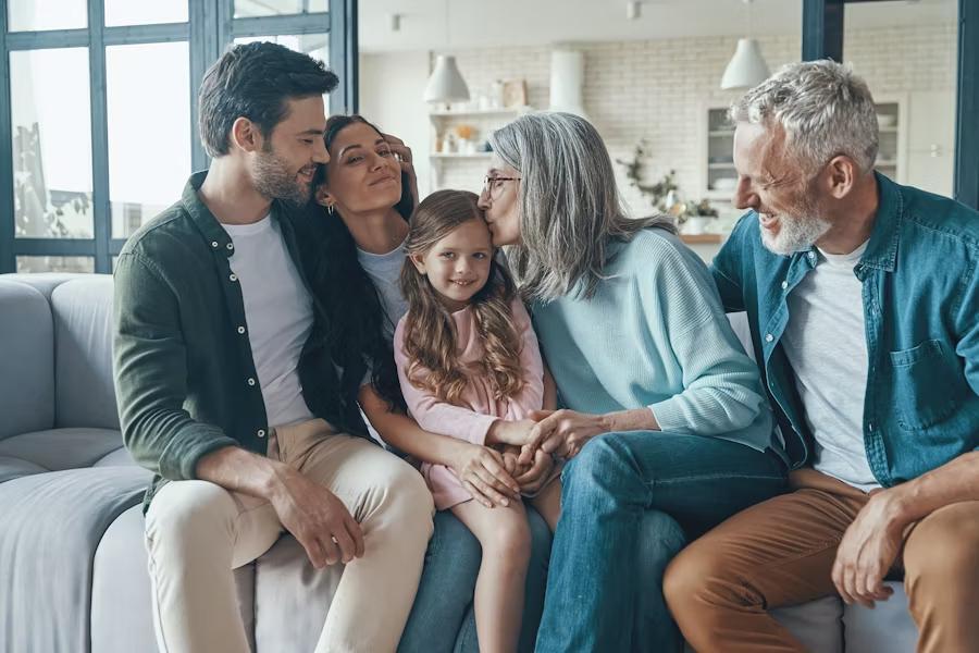 Familia disfrutando en casa